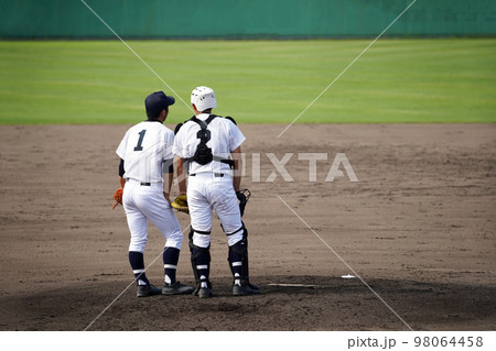 マウンドで話すピッチャーとキャッチャー マウンドで話すピッチャーとキャッチャー 98064458
