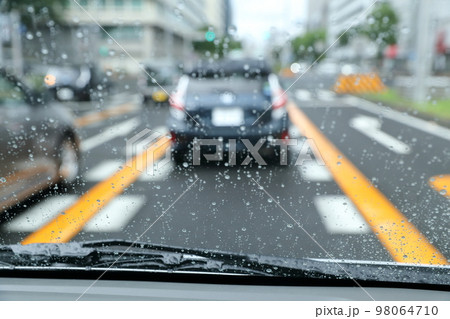 車内から見る、雨の日の街風景 車内から見る、雨の日の街風景 98064710