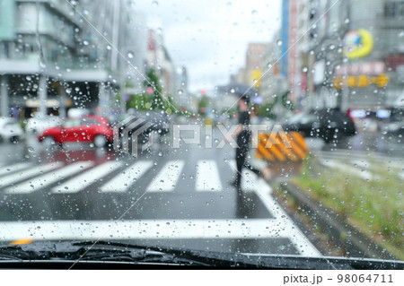 車内から見る、雨の日の街風景 車内から見る、雨の日の街風景 98064711