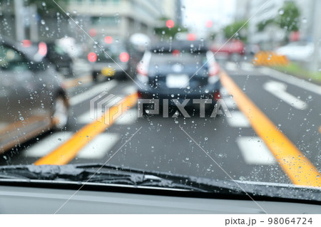車内から見る、雨の日の街風景 98064724