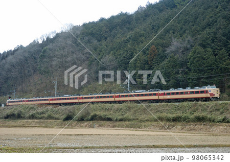 山陰本線 鍼灸大学前ー胡麻 JR西日本 183系800番台 B62編成(福知山) 北近畿 山陰本線 鍼灸大学前ー胡麻 JR西日本 183系800番台 B62編成(福知山) 北近畿 98065342