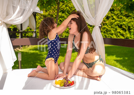 Cute family having fun in the recreation zone in a swimming pool 98065381