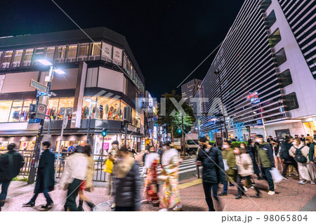 日本の東京都市景観 成人の日…横浜駅前パルナードSTには多くの…全国入院中や療養中70万超に…＝9日 98065804