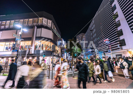 日本の東京都市景観 成人の日…横浜駅前パルナードSTには多くの…全国入院中や療養中70万超に…＝9日 98065805
