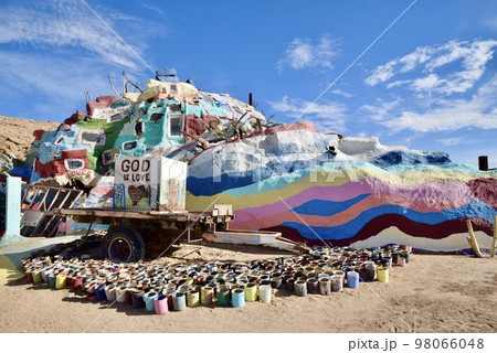 サルベーションマウンテンとペンキの缶 98066048