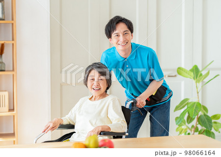 介護士とシニア女性 98066164