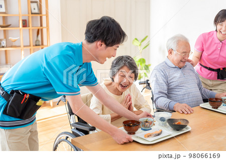介護施設の食事風景 98066169