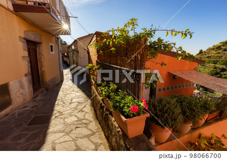 Alleyway in touristic town, Manarola, Italy. Cinque Terre 98066700