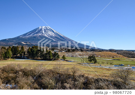 富士ヶ嶺の田園地帯と富士山の絶景・田舎町 98067720