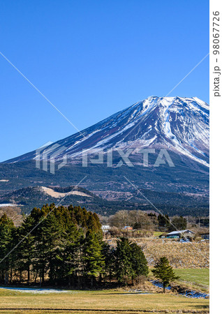 富士ヶ嶺の田園地帯と富士山の絶景・田舎町 富士ヶ嶺の田園地帯と富士山の絶景・田舎町 98067726
