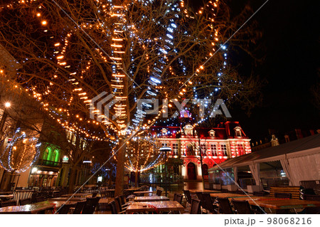 フランス、ポワティエ。年末にライトアップされたポワティエの市庁舎。2022年12月28日撮影。 98068216