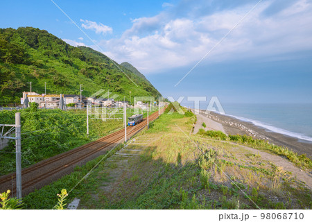 えちごトキめき鉄道と日本海【糸魚川市】 えちごトキめき鉄道と日本海【糸魚川市】 98068710
