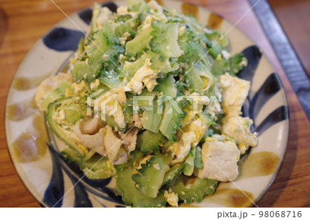 日本の沖縄県のとても美味しいチャンプルー料理 日本の沖縄県のとても美味しいチャンプルー料理 98068716