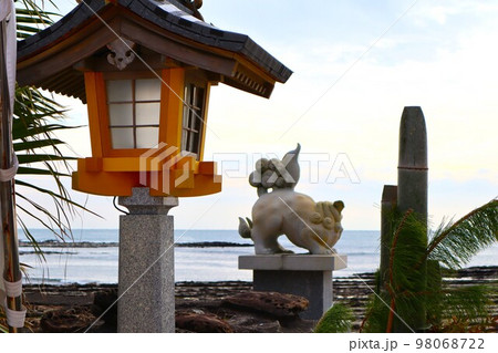 海を眺める青島神社の狛犬 98068722