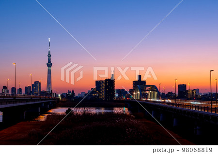 東京風景　jan.2023 荒川河川敷から望むスカイツリー 98068819