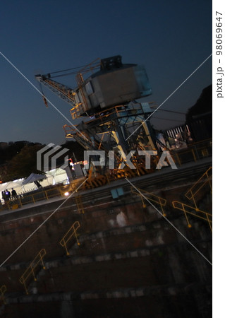 イベントでライトアップされる神奈川県浦賀ドックのクレーン イベントでライトアップされる神奈川県浦賀ドックのクレーン 98069647