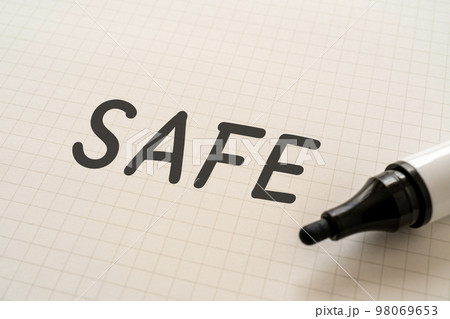 SAFEと書かれたノートとマーカー SAFEと書かれたノートとマーカー 98069653