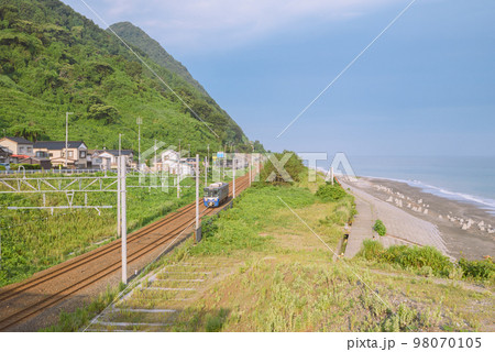 日本海沿いを走るえちごトキめき鉄道【糸魚川市】 98070105