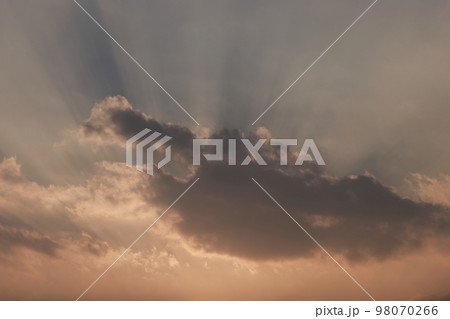 雲の切れ間から差し込む閃光 98070266