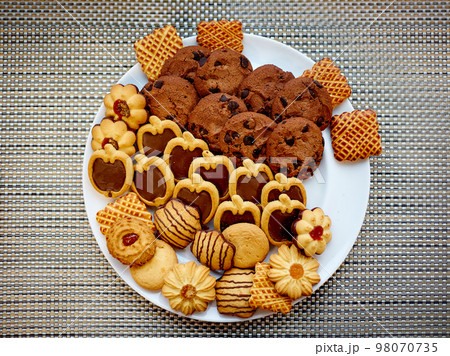 Cookies on a plate 98070735