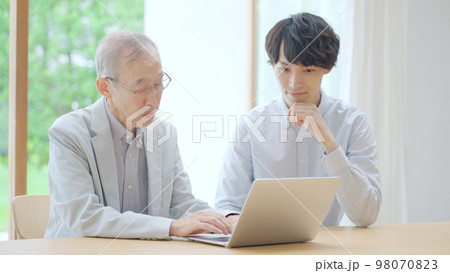 パソコンの操作を学ぶ高齢者 パソコンの操作を学ぶ高齢者 98070823