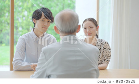 孫と雑談をする祖父 孫と雑談をする祖父 98070829