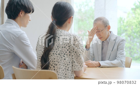 孫に説教をする祖父 孫に説教をする祖父 98070832