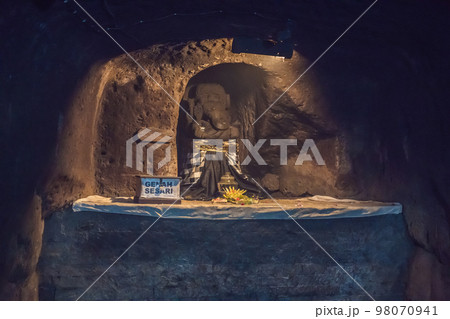 Old Hindu temple of Goa Gajah near Ubud on the island of Bali, Indonesia 98070941