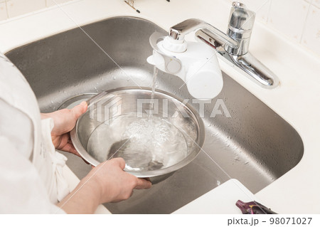 【ミドル主婦が灰汁抜き用にボウルに水を入れる】 98071027