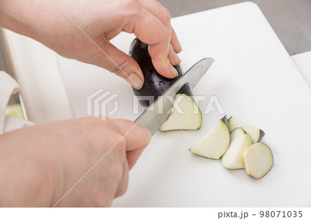 【ミドル主婦が三徳包丁で茄子を乱切り】 98071035