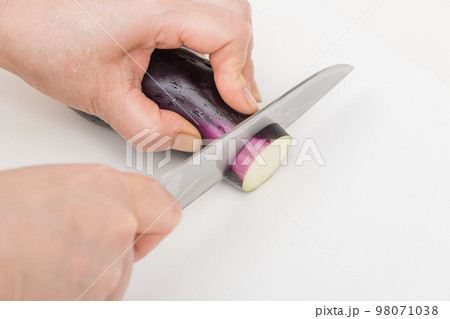 【ミドル主婦が三徳包丁で茄子を輪切り】 【ミドル主婦が三徳包丁で茄子を輪切り】 98071038