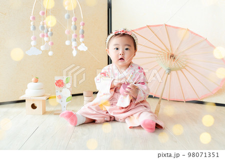 初正月の赤ちゃん　生後8ヶ月 98071351