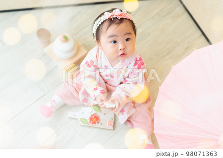 初正月の赤ちゃん　生後8ヶ月 98071363