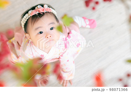 はかまロンパースの赤ちゃん　生後8ヶ月 98071366