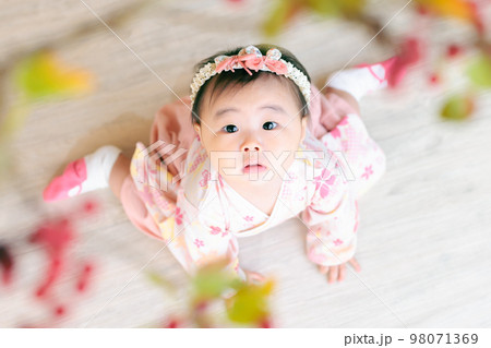 はかまロンパースの赤ちゃん 生後8ヶ月 はかまロンパースの赤ちゃん 生後8ヶ月 98071369