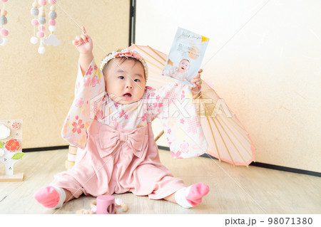 年賀状を持つ赤ちゃん 万歳 年賀状を持つ赤ちゃん 万歳 98071380
