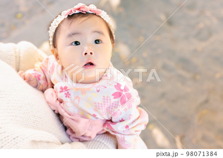 はかまでお出かけする赤ちゃん　生後8ヶ月 98071384