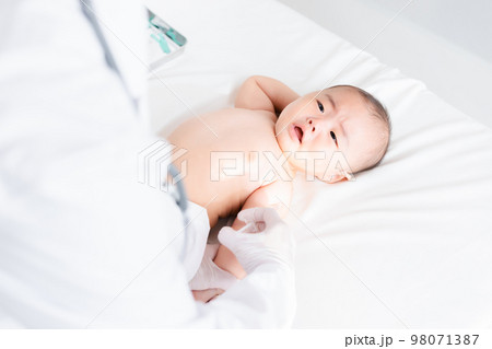 予防接種を受けて泣く赤ちゃん 予防接種を受けて泣く赤ちゃん 98071387
