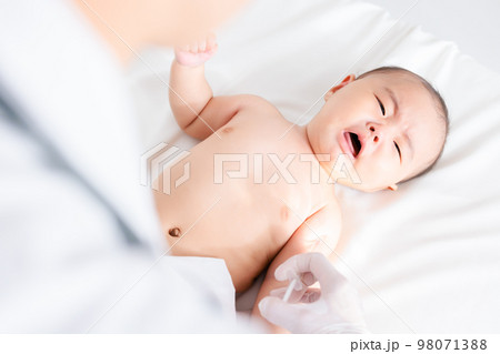 予防接種を受けて泣く赤ちゃん 98071388