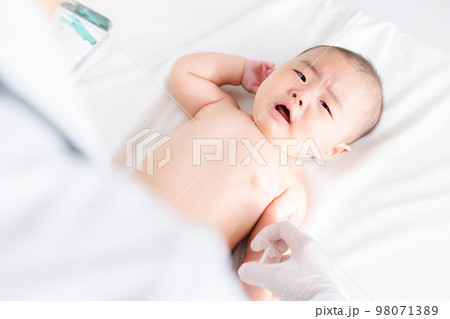 予防接種を受けて泣く赤ちゃん 98071389