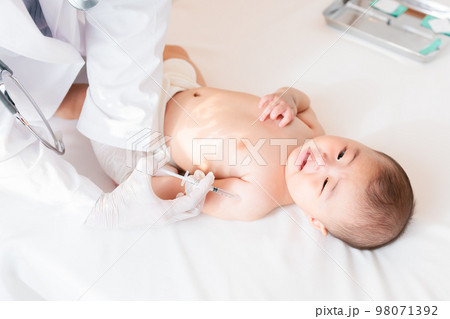 予防接種を受けて泣く赤ちゃん 98071392