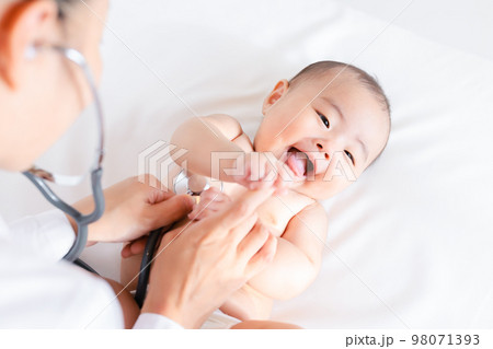 診察を受ける笑顔の赤ちゃん 聴診 健診 乳幼児健康診査 診察を受ける笑顔の赤ちゃん 聴診 健診 乳幼児健康診査 98071393