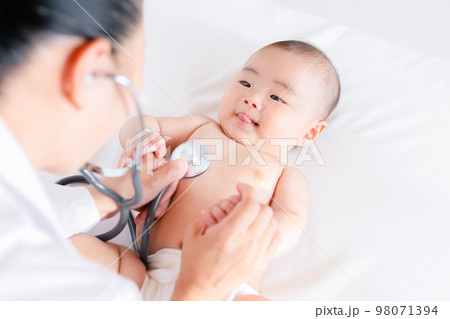診察を受ける赤ちゃん　聴診　健診　乳幼児健康診査 98071394