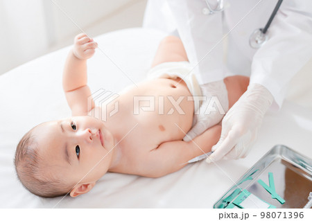 予防接種を受ける赤ちゃん 98071396