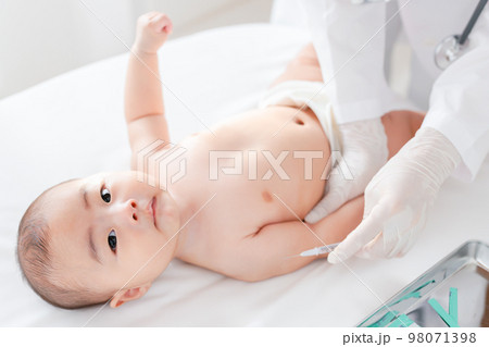予防接種を受ける赤ちゃん 98071398