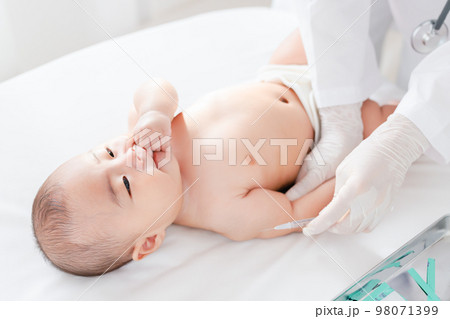 予防接種を受ける赤ちゃん 98071399