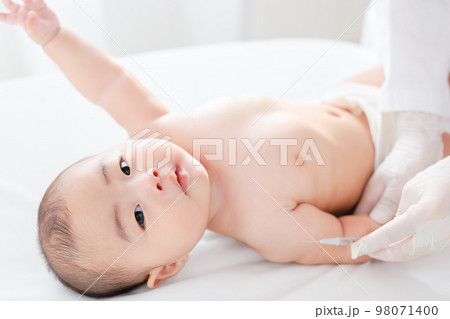 予防接種を受ける赤ちゃん 98071400