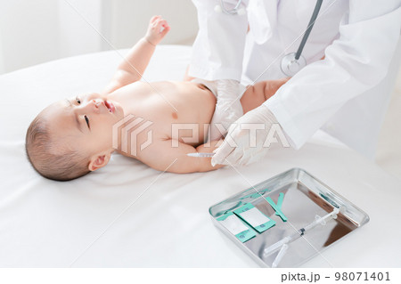 予防接種を受ける赤ちゃん 98071401