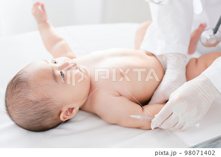 予防接種を受ける赤ちゃん 98071402