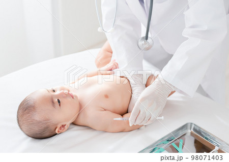 予防接種を受ける赤ちゃん 98071403